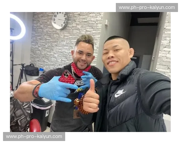 格斗之巅的意志碰撞：李景亮的铁血王座vs牛小强的逆袭神话，谁将主宰八角笼的终极信仰？